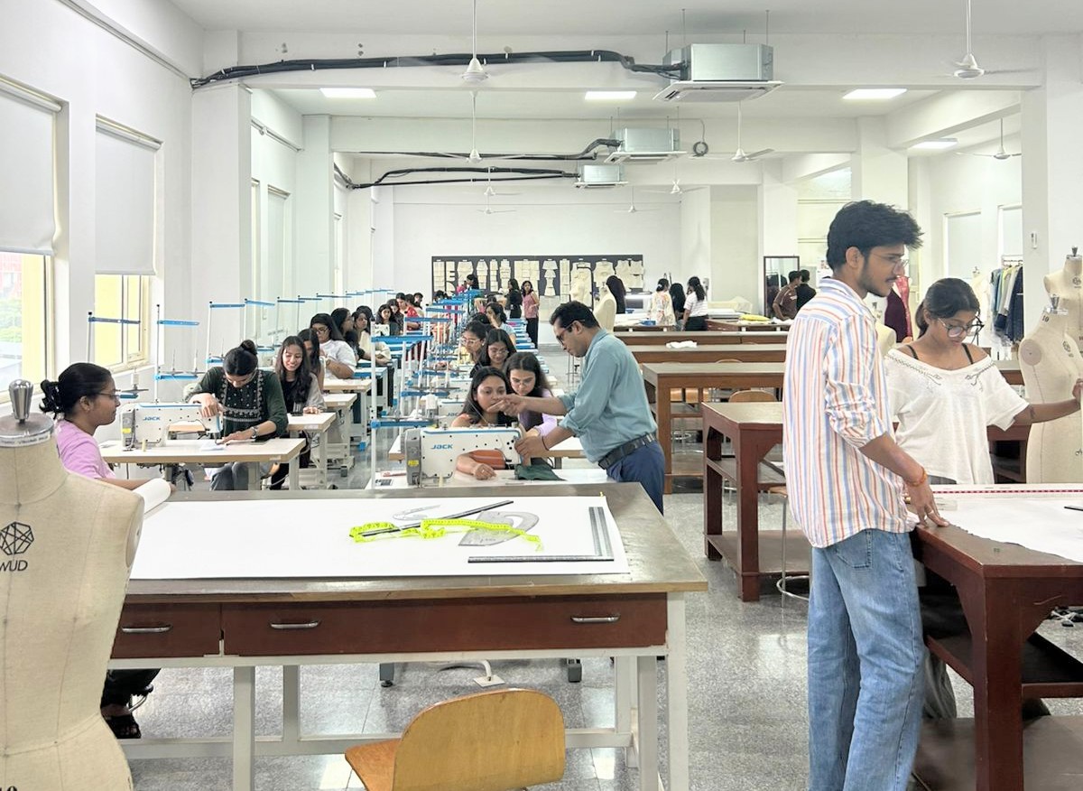 WUD Student Design Clothes, Proctical Learning of Fashion Design Course